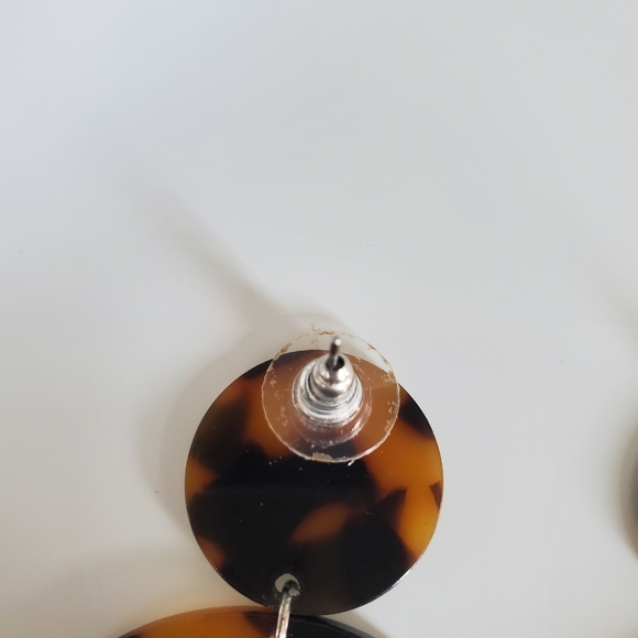 Animal print resin tortoise hoop earrings - Picture 6 of 6